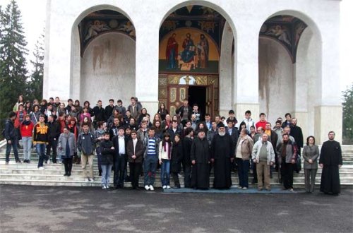 Premianţii din Arhiepiscopia Iaşilor se întâlnesc astăzi cu Mitropolitul Moldovei şi Bucovinei Poza 98153