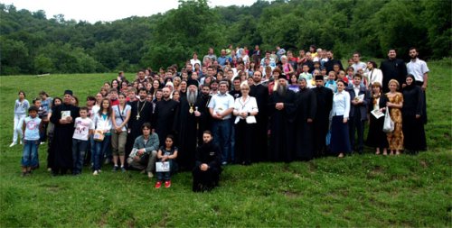 Întâlnirea tinerilor creştin-ortodocşi mehedinţeni Poza 98376