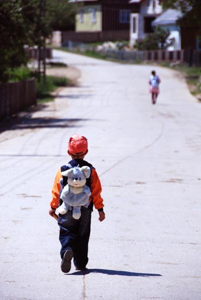 Jumătate din „orfanii migraţiei“ din Europa provin din România Poza 98481