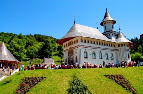 Mănăstirea Pângăraţi şi-a serbat primul hram din acest an Poza 98517