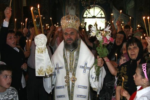 IPS Casian a sfinţit veşmântul bisericii din Parohia Eremia Grigorescu Poza 98615