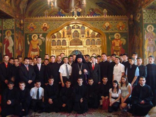 Prima promoţie de absolvenţi, sărbătorită la Liceul Teologic Ortodox din Oradea Poza 98629