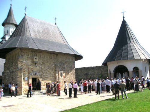 Slujbe arhiereşti la Mănăstirea Hadâmbu Poza 98633