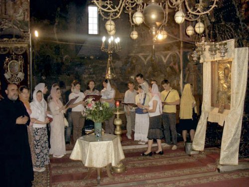 Corul „Nectarios“ în pelerinaj la mănăstirile din Moldova şi Bucovina Poza 98670