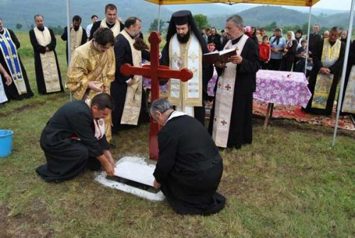 O nouă biserică se ridică în Episcopia Caransebeşului, la Stâncilova Poza 98742