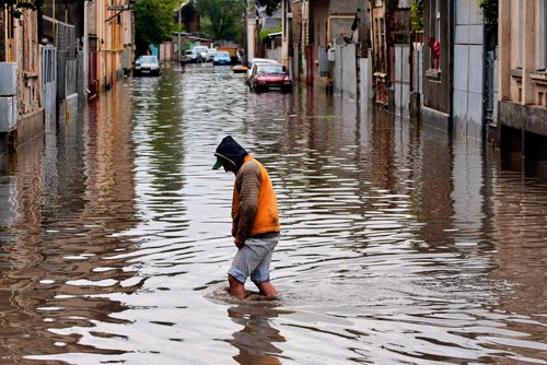 Zeci de localităţi inundate în toată ţara Poza 98758