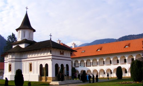 150 de călugări şi 100 de maici, în mănăstirile transilvane Poza 98785
