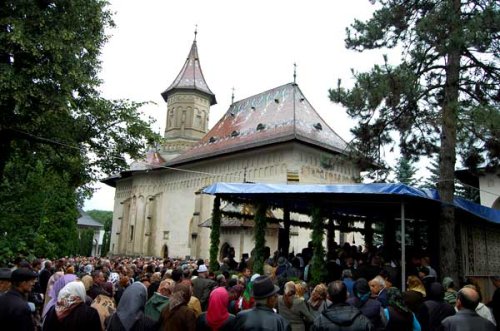 Izvor de lumină, speranţă şi bucurie pentru pelerini Poza 98787