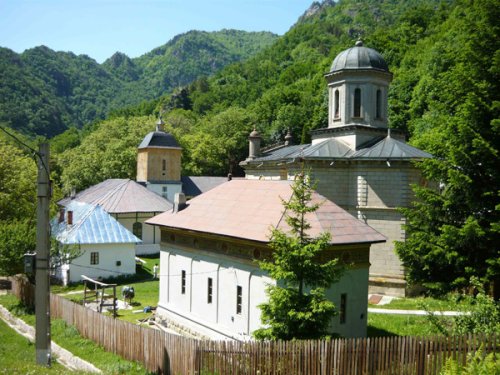 Mănăstirea Stânişoara, „sihăstria“ din munţii Coziei Poza 98826