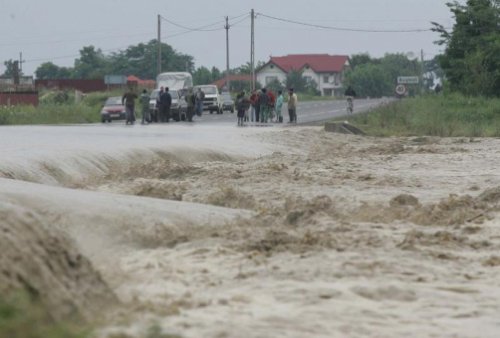 Biserica Ortodoxă alături de sinistraţii din Moldova Poza 98902