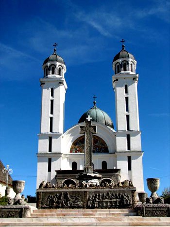 Resfinţirea monumentalei biserici din Ghelari Poza 98911