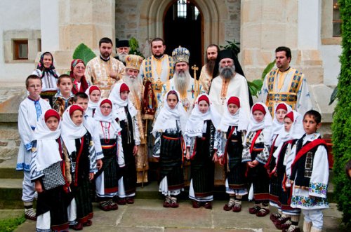 Pelerini la mormântul „domnului mai presus de orice laudă“ Poza 98944