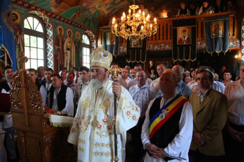 Mitropolitul Ardealului a sfinţit biserica din Caşolţ Poza 99207
