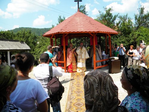 IPS Irineu a resfinţit biserica din Stejari Poza 99230