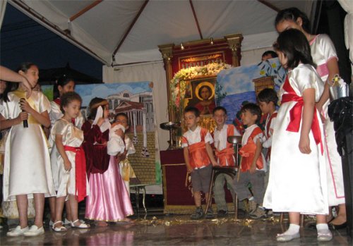 Copiii au jucat teatru religios de ziua Sfântului Pantelimon Poza 99334