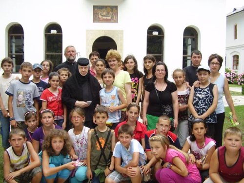 „Urmaşii Brâncovenilor“, în pelerinaj la mănăstirile gorjene Poza 99371