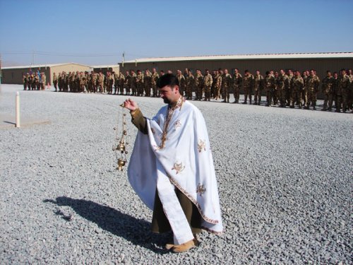 Preotul, alături de militarii aflaţi în misiune Poza 99444