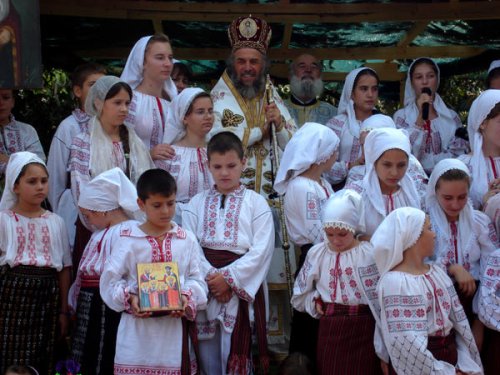 Pelerini la Mănăstirea Sfinţilor Brâncoveni din Cârlomăneşti Poza 99692