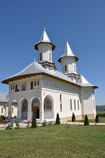 Mănăstirea „Sfântul Vasile cel Mare“, în haine de sărbătoare Poza 99838