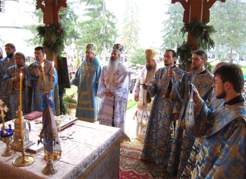 Hramul Mănăstirii Vorona, o sărbătoare tradiţională Poza 100128