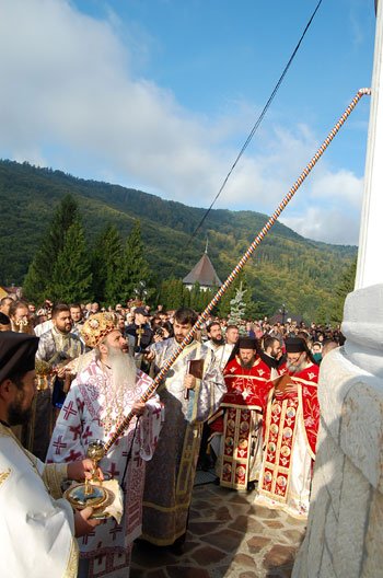 Sfinţirea noii biserici a Mănăstirii Pângăraţi Poza 100206