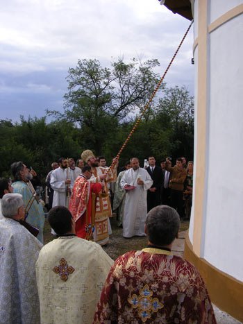 Resfinţire de biserică la Pietroasa vâlceană Poza 100236