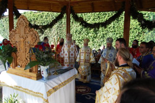 Comuniunea sfinţilor în ziua Sfintei Cruci Poza 100259