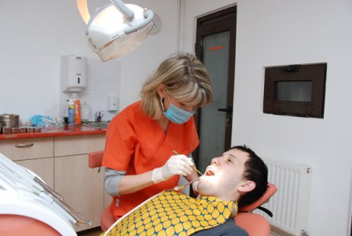 Rolul pastei de dinţi, al apei de gură şi al aţei dentare Poza 100447