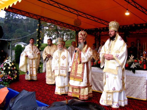 Sfântă Liturghie cu trei arhierei la Râmnicu Vâlcea Poza 100515