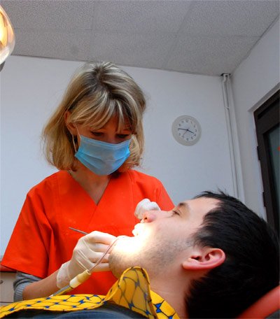 Cauzele dinţilor pigmentaţi sau cu modificări de culoare Poza 100581