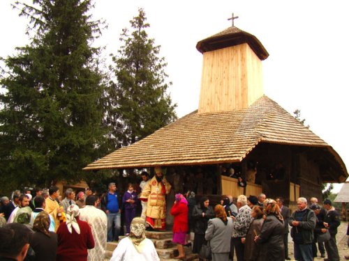 Biserica din Parohia Păroşi a fost resfinţită Poza 100716