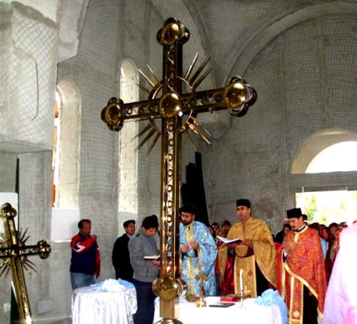 Cruci noi pentru biserica Parohiei Ghionea Poza 100730