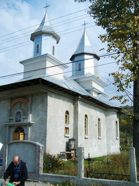 Comunitatea din Sănduleni i-a ridicat biserică Sfintei Parascheva Poza 100758