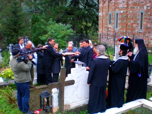 Comemorarea istoricului vâlcean Petre Bardaşu, la Mănăstirea Cozia Poza 100797
