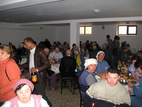 La Bogdăneşti, săracii află milă şi adăpost Poza 100812
