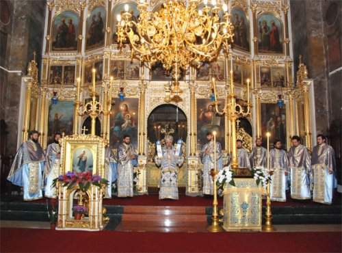 Oraşul Sfintei Parascheva, în rugăciune Poza 100816