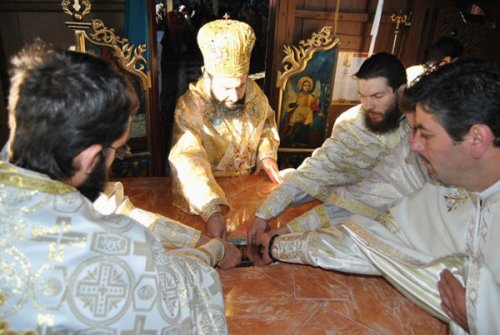 Târnosirea bisericii din Parohia Sasca Română Poza 101160