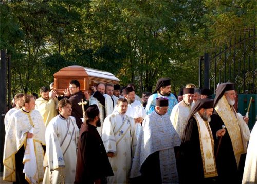 Preotul Dragoş Munteanu şi-a întrerupt cei 42 de ani de slujire Poza 101178