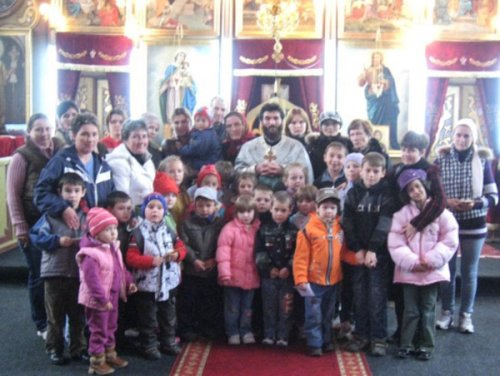 Biserica şi grădiniţa din Văliug cresc copii credincioşi Poza 101273