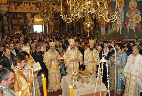 Patriarhul României a sfinţit Pictura Bisericii „Sfântul Grigorie Palama” din complexul universitar Politehnica Poza 233921