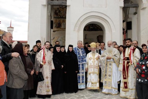 Sfânta Mănăstire Arnota şi-a sărbătorit ocrotitorii Poza 101595