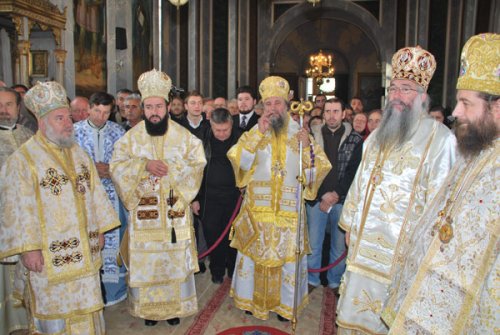 Sărbătoarea Sfântului Grigorie Decapolitul la Mănăstirea Bistriţa olteană Poza 101848