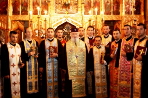 15 preoţi din Arhiepiscopia Târgoviştei au primit hirotesia întru duhovnici Poza 102321