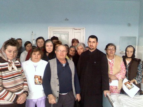 Bucuria colindelor, adusă bolnavilor de la spitalul din Moldova Nouă Poza 102335