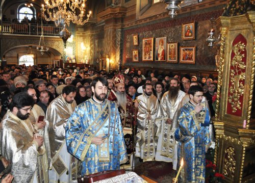 Sute de credincioşi au participat la hramul Bisericii „Sfântul Spiridon“ Poza 102337