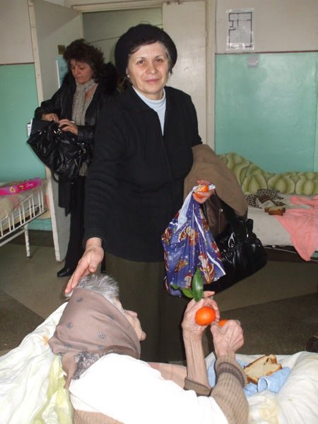 Femeile ortodoxe şi liceenii craioveni au colindat la persoanele nevoiaşe Poza 102472