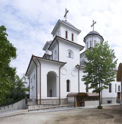 Sfinţirea cu agheazmă a noii biserici a Parohiei Iancu Vechi-Mătăsari Poza 102459