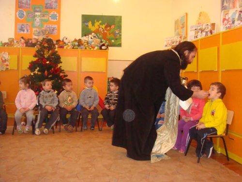 Copiii de la Grădiniţa Nr. 51 din Craiova s-au împărtăşit Poza 102508