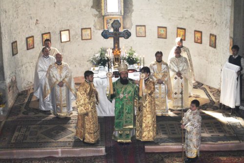 Sfinţirea noii biserici din cartierul Pipirig Poza 102509
