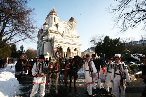 Colindatul începe de la biserică Poza 102525